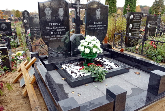 Гранитный мемориальный комплекс на три могилы с крестом