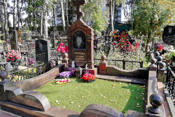 Мемориальный комплекс из коричневого гранита