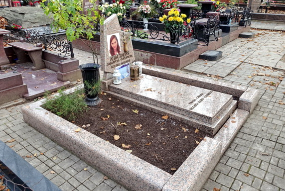 Низкий памятник с фотокерамикой покойной и надгробной плитой