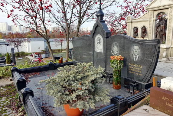 Широкое симметричное надгробье в православном стиле